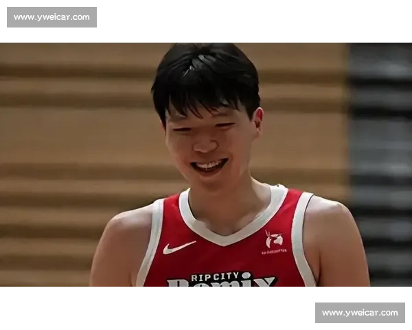 杨瀚森开拓者首日：拥抱阿夫迪亚，笑谈汉堡，16 号球衣开启新章