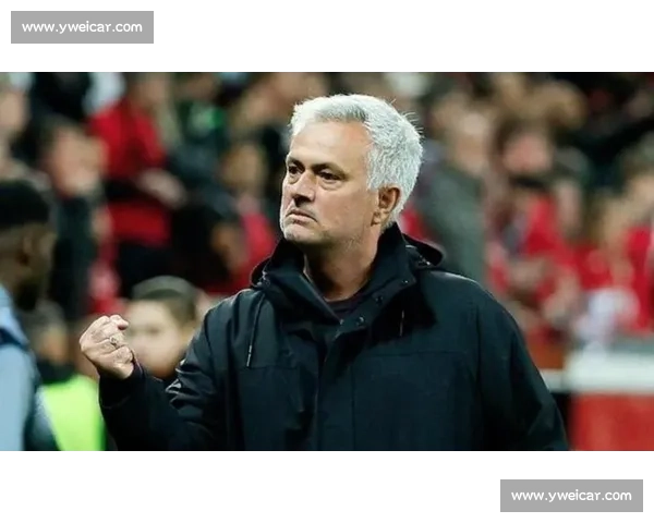 曼联名宿保罗 - 因斯醉驾揽胜撞隔离带：昔日铁血队长沦为酒驾反面教材