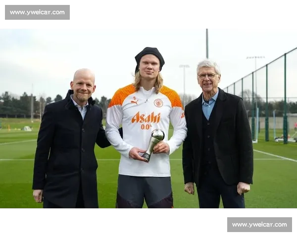 国际足联总监温格探访曼城世俱杯训练营 传奇教头与瓜帅师徒重逢掀热议 国际足联总监温格探访曼城世俱杯训练营 传奇教头与瓜帅师徒重逢掀热议