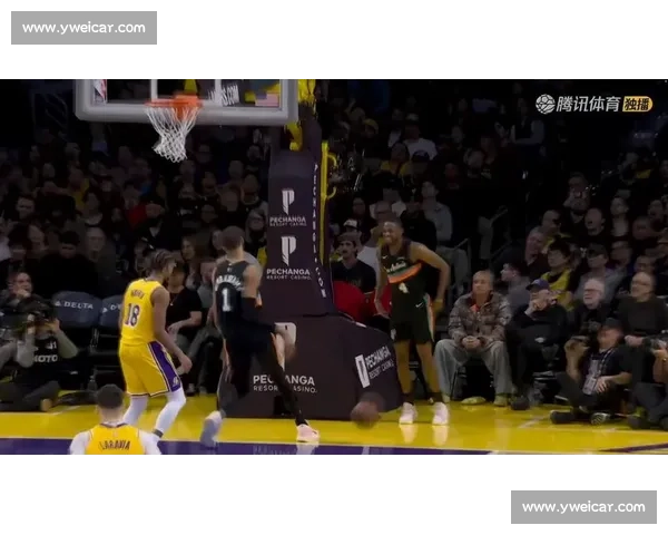 福克斯轻松写意空接暴扣,与球迷互动点燃现场激情 福克斯轻松写意空接暴扣,与球迷互动点燃现场激情